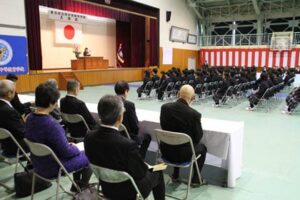 燕中等教育学校入学式で新入生84人を迎える