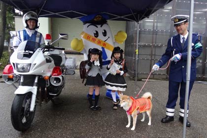 白バイや県警マスコット「ひかるくん」、交通安全広報犬「希名呼(きなこ｝も参加