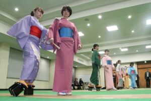3日行われた第73回分水おいらん道中に向けたおいらん役の練習