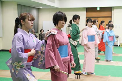 ほうかん役と息を合わせて足を運ぶ