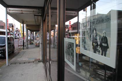 地蔵堂本町通りが各店の正面に昔のおいらん道中の写真を2点ほどずつ展示している「おいらん道中歴史写真展」