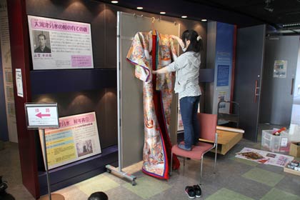 10日から信濃川大河津資料館で開かれる特別展「そうだったのか?!大河津分水の桜とおいらん道中」の展示作業