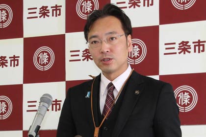 記者会見を行う国定三条市長