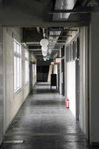 三条ものづくり学校の廊下
