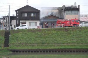 燕市秋葉町1で火災