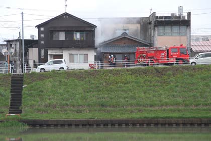 燕市秋葉町1で火災