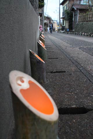 2,500のタケ灯ろうに火がともる