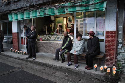  成沢商店前でステージイベントを見る地元の人たち