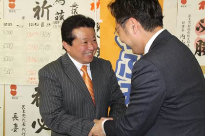 祝福にかけつけた国定三条市長
