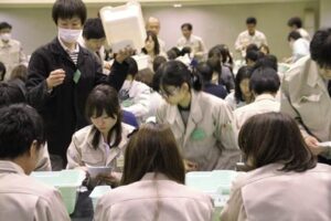 三条市厚生福祉会館で行われた県議選三条市選挙区の開票作業
