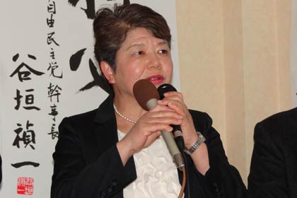 敗戦をわびる坂田氏