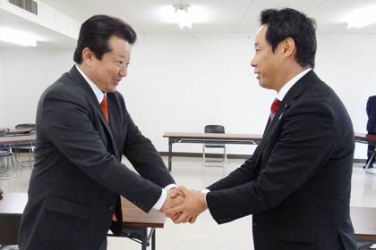 県議選三条市選挙区の当選証書付与式、閉式後、佐藤氏(右)から藤田氏に手を差し出してがっちり握手した
