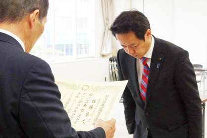 当選証書を受ける佐藤氏