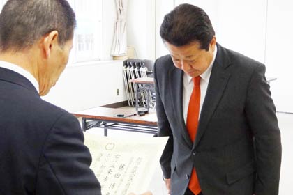 当選証書を受ける藤田氏