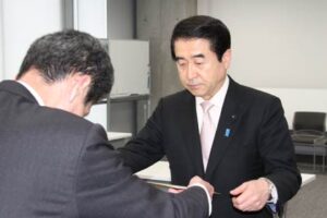 当選証書を受ける桜井氏