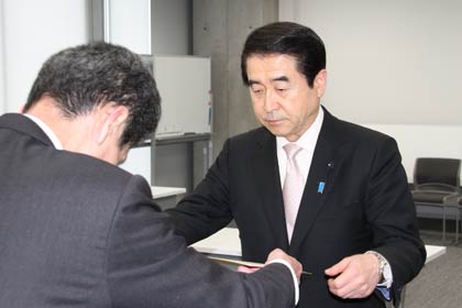 当選証書を受ける桜井氏
