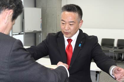 当選証書を受ける高倉氏