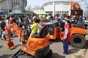 =燕市交通公園と燕市児童研修館「こどもの森」で開かれた「さくらフェス」、人気の「はたらく車大集合!」