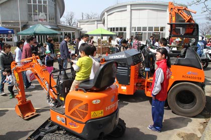 ＝燕市交通公園と燕市児童研修館「こどもの森」で開かれた「さくらフェス」、人気の「はたらく車大集合！」