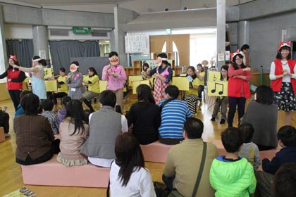 中越ひかりママ楽団の吹奏学演奏、燕中等教育学校のボランティアも踊りに参加