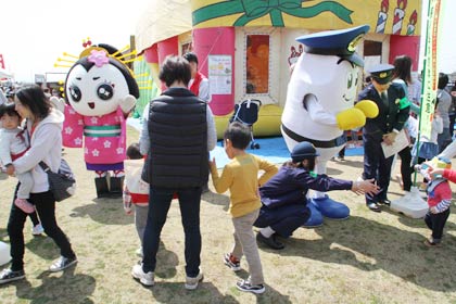 県警のマスコットキャラクター「ひかるくん」と燕市観光PRキャラクター「きららん」