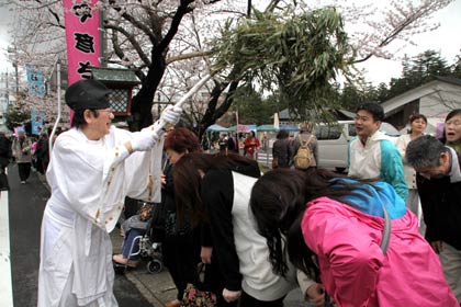 青笹で神湯をかけてもらう