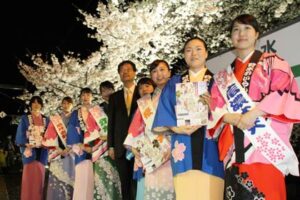 「分水夜桜号」を迎えたおいらん役