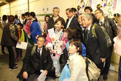 記念撮影を求められるおいらん役