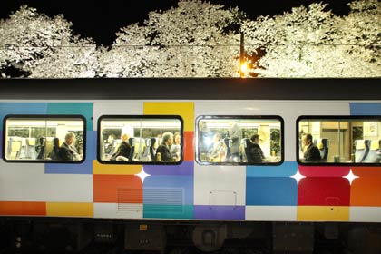 ジョイフルトレイン「きらきらうえつ」とライトアップされた夜桜