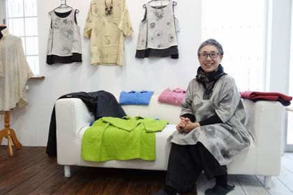 雑貨・スタジオ「Room」で開かれている「細貝典子　春・夏の服・展」で作家の細貝さん