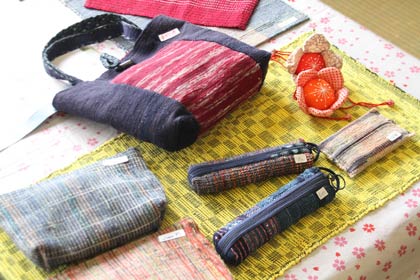 裂き織りのバッグや筆入れ