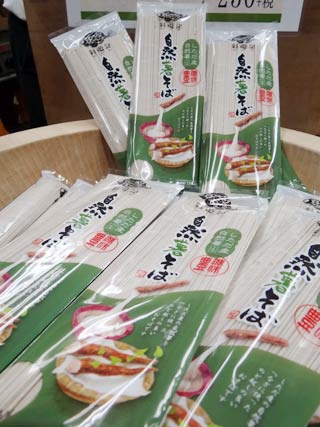 道の駅「漢学の里しただ」のオリジナル商品「自然薯そば」