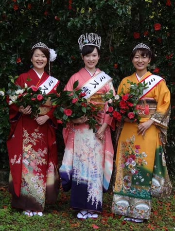 ミス雪椿クイーンに決まった樋浦さん(中央)とミス雪椿に決まった大塚さん(右)、車谷さん(左)
