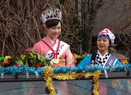 自衛隊のジープで市中パレードを行うミス雪椿クイーンの樋浦さん