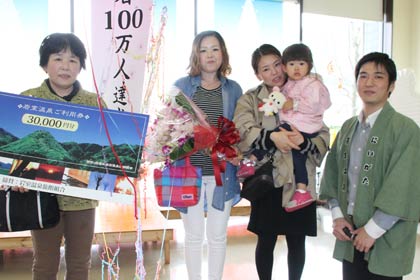  100万人目の高橋加奈さんら家族と小倉館長