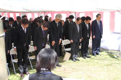 第80回大河津分水殉職者慰霊式で黙とう
