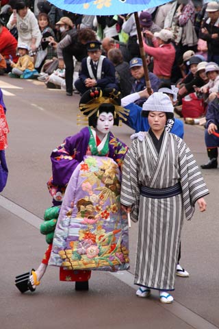 外八文字を披露する