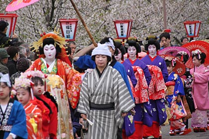 サクラを背景に豪華絢爛な行列