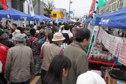 地蔵堂本町通りのツバメルシェのにぎわい