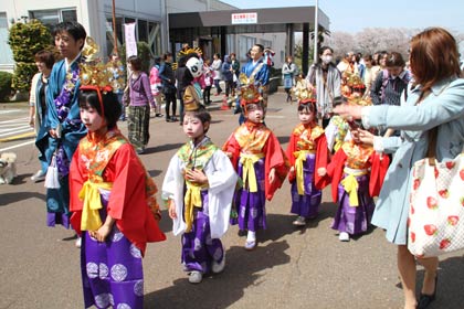燕市分水地区で行われたさくらフェス、分水福祉会館を出発する稚児行列