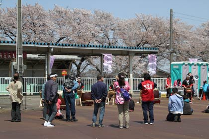 分水駅前で行われた和太鼓演奏