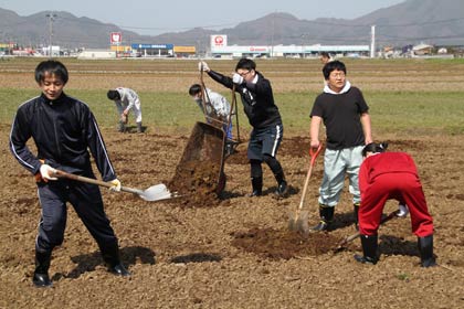 燕市・つばめ若者会議の「食チーム」が体験農園「農園　まんまパワー！」で堆肥まき