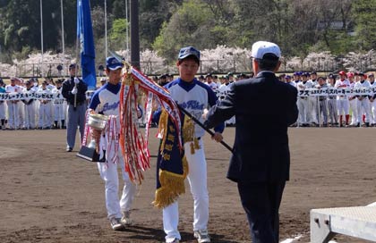 三条野球連盟の平成27年度開幕式、優勝旗返還