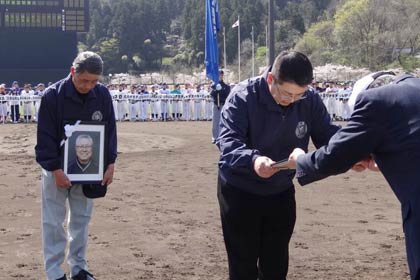 故横山和夫さんに代わって長男が感謝状を受ける