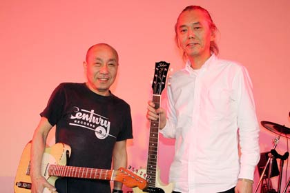 6月26日のライブ「なんちゃってディナーショー IN 三条」に向けて21日、横山酒店でライブを行ったキャロルの内海利勝さん(右)と宇崎竜童バンドの長洲辰三さん
