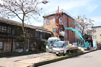 実質的な解体作業が始まった旧高橋書店、裏側からのようす