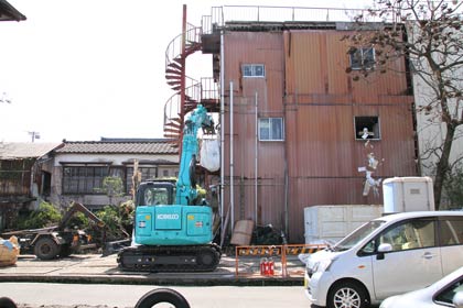 建物のなかの物を外へ出す作業から