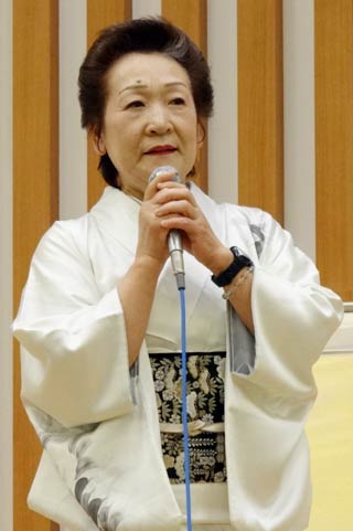  あいさつするスナックマンマの五十嵐さん