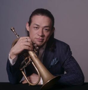 三条市合併10周年記念式典でジャズコンサートを行うTOKUさん