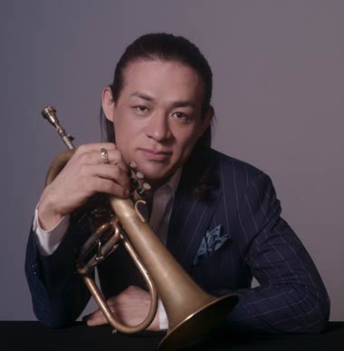 三条市合併10周年記念式典でジャズコンサートを行うTOKUさん